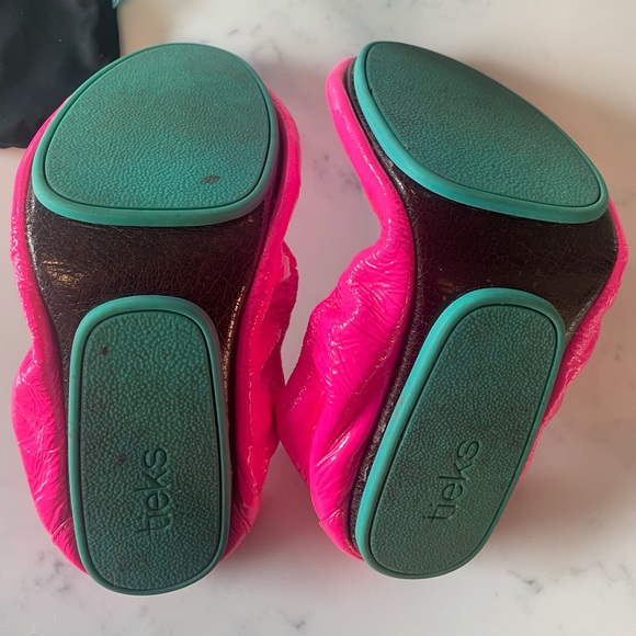 Excellent Pop Pink Tieks w/ box, flower and bag - Picture 6 of 10